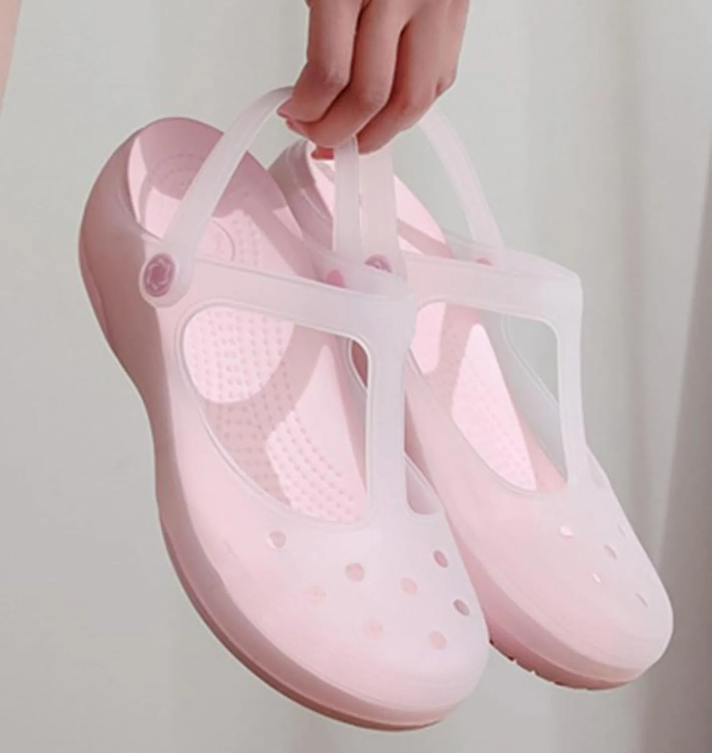 Women's Classic Transparent Solid Color Clogs Comfortable, Soft, and Non Slip Jelly Beach Sandals Outdoor Leisure Water Slippers